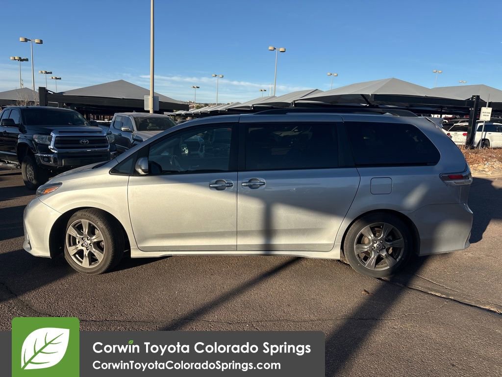 2020 Toyota Sienna SE photo 4