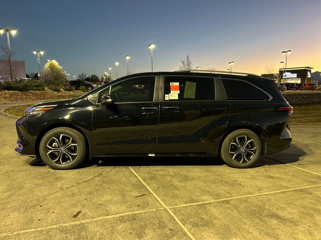 2025 Toyota Sienna Platinum photo 4