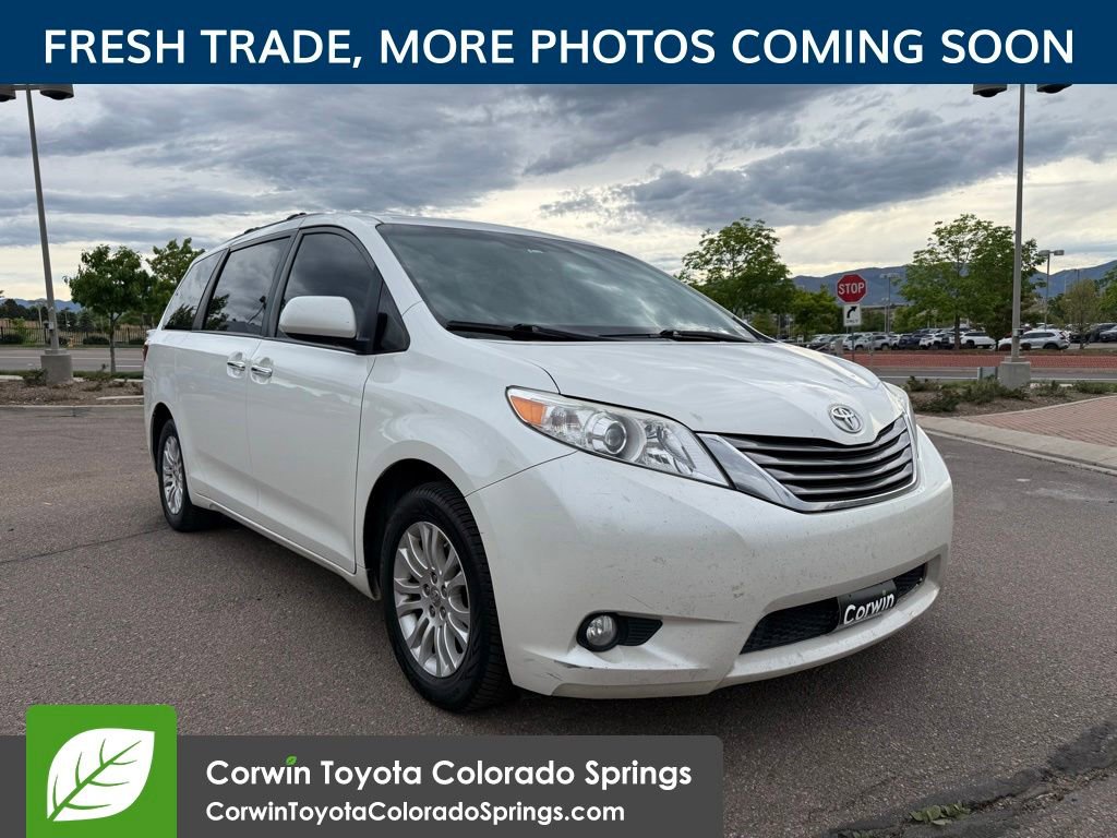 2017 Toyota Sienna XLE V6 8-Passenger's photo
