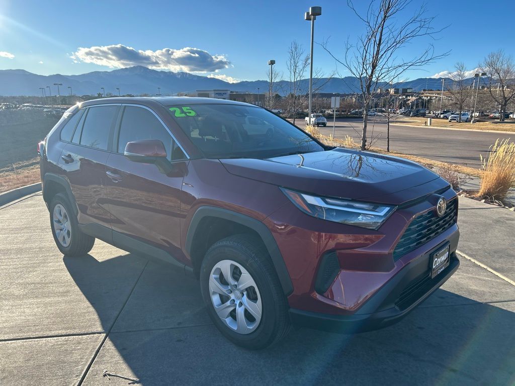 2025 Toyota RAV4 LE's photo