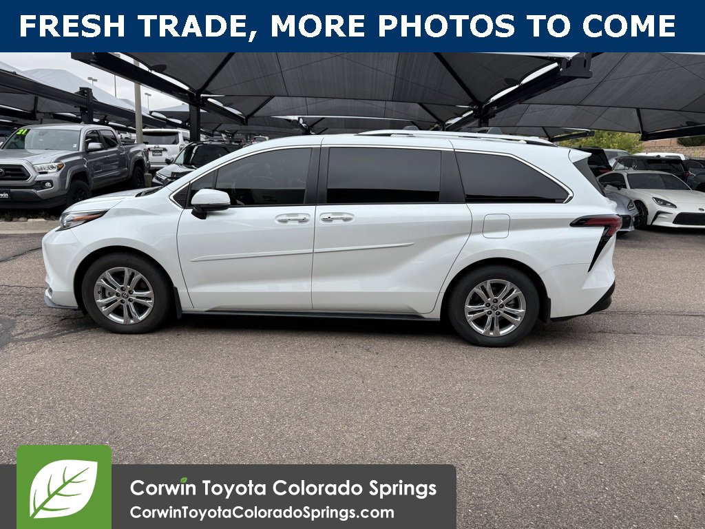 2022 Toyota Sienna Platinum photo 4