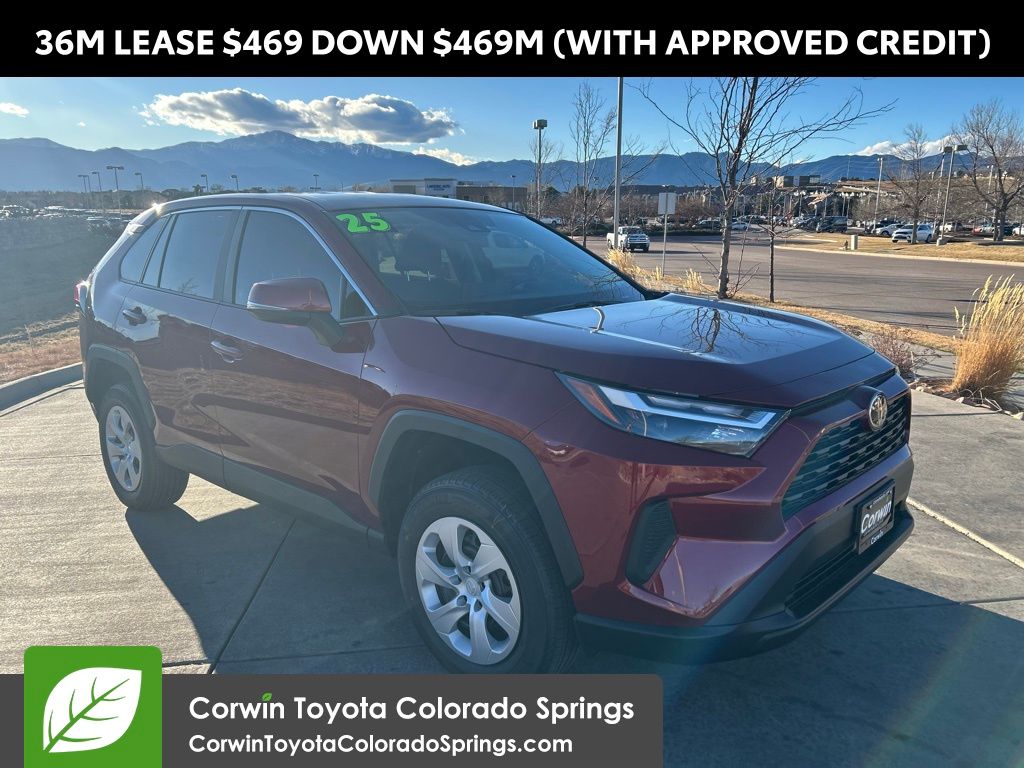 2025 Toyota RAV4 LE's photo