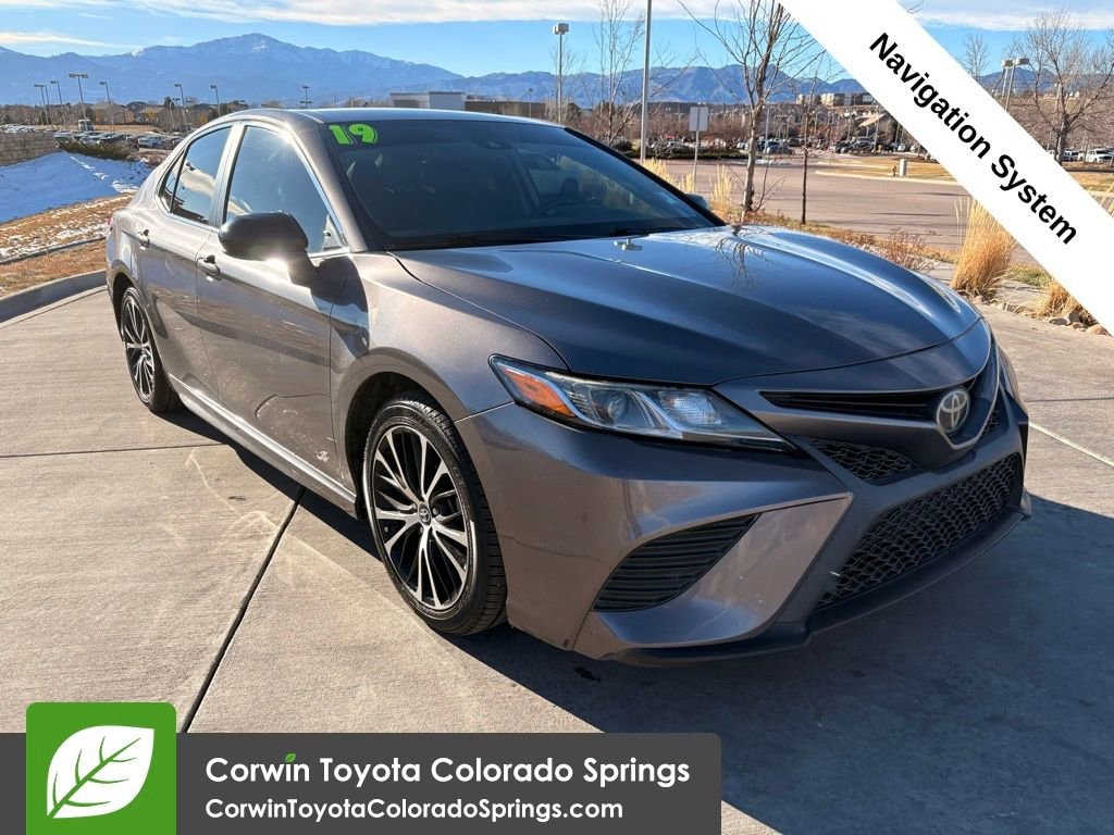 2019 Toyota Camry SE's photo