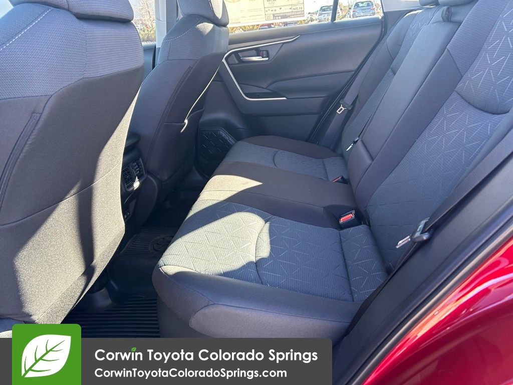 2025 Toyota RAV4 Hybrid XLE photo 3