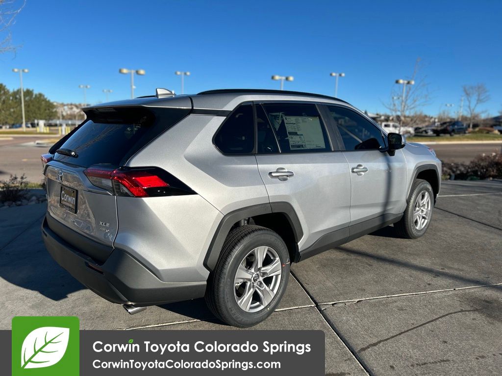 2025 Toyota RAV4 XLE photo 4