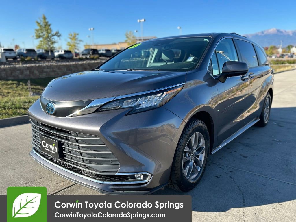 2023 Toyota Sienna XLE photo 3