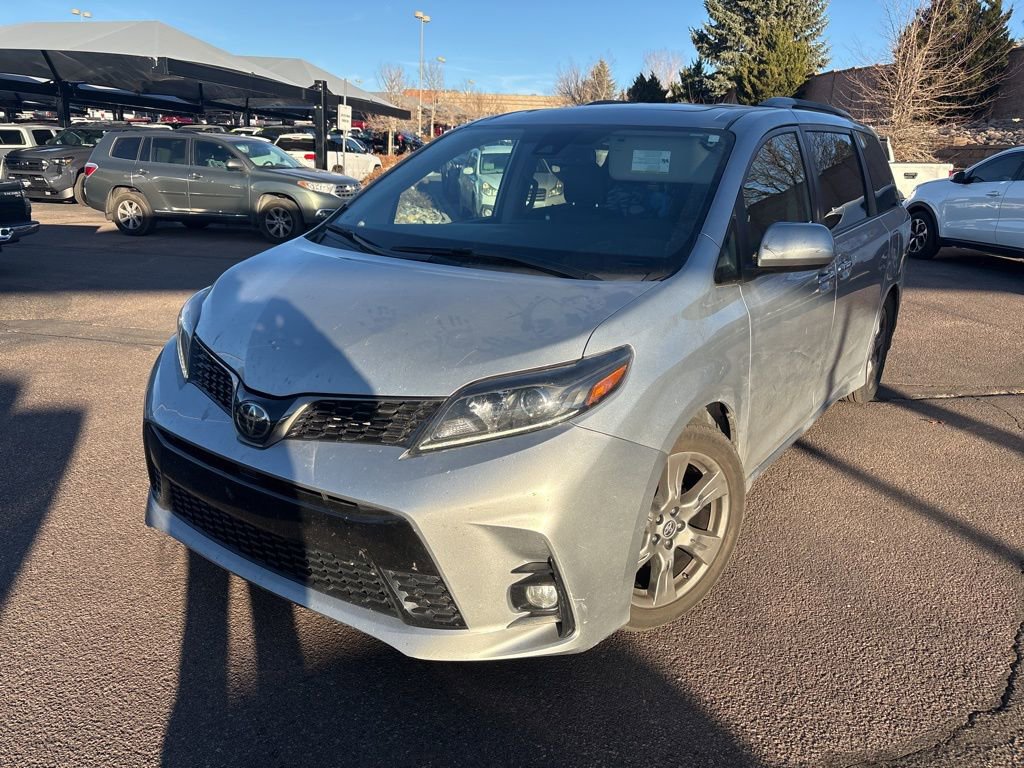 2020 Toyota Sienna SE photo 3