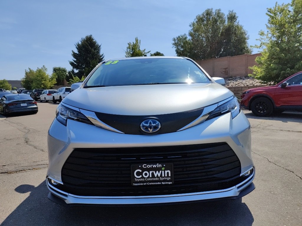 2023 Toyota Sienna XLE photo 2