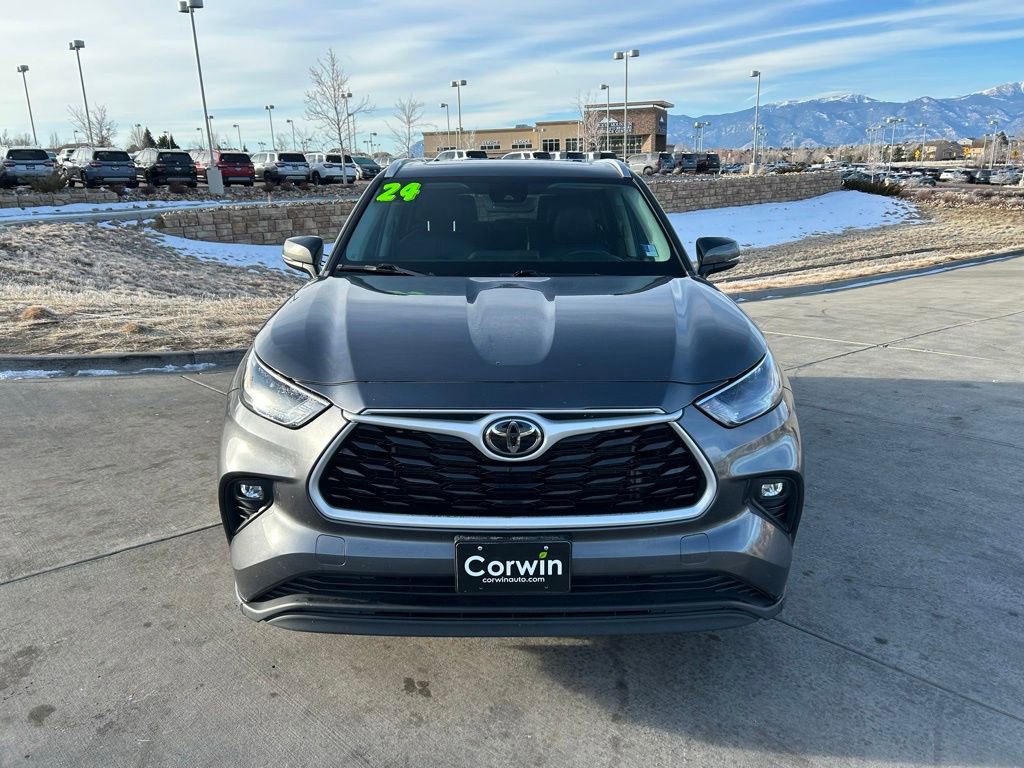 2024 Toyota Highlander XLE photo 2