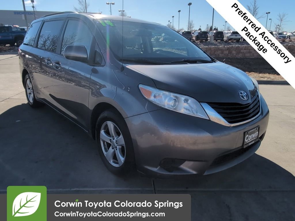 2014 Toyota Sienna LE's photo