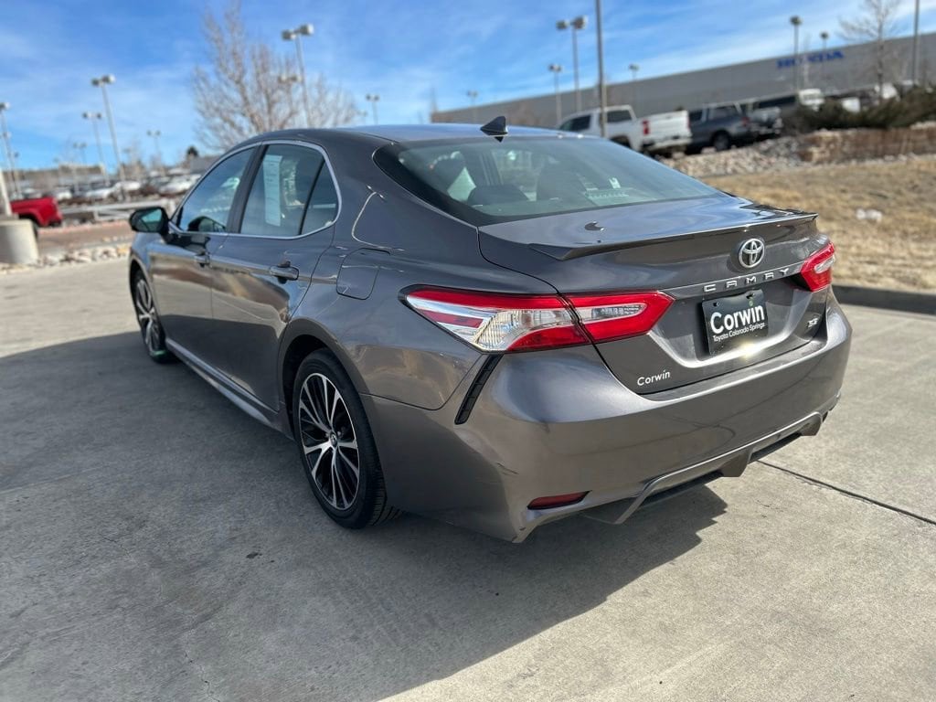 2020 Toyota Camry SE photo 3