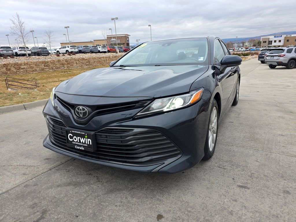 2019 Toyota Camry SE XLE photo 3