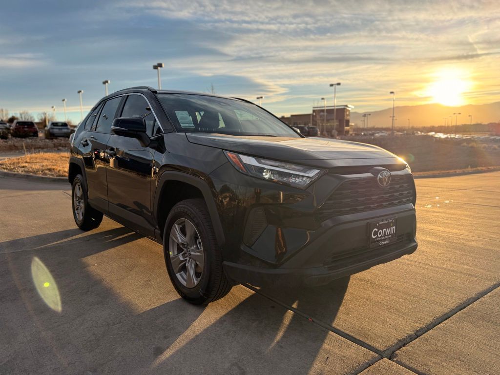 2025 Toyota RAV4 XLE's photo
