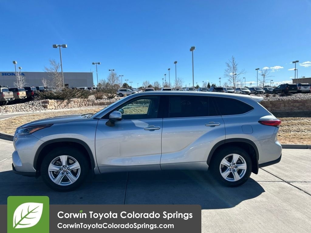 2022 Toyota Highlander LE photo 4
