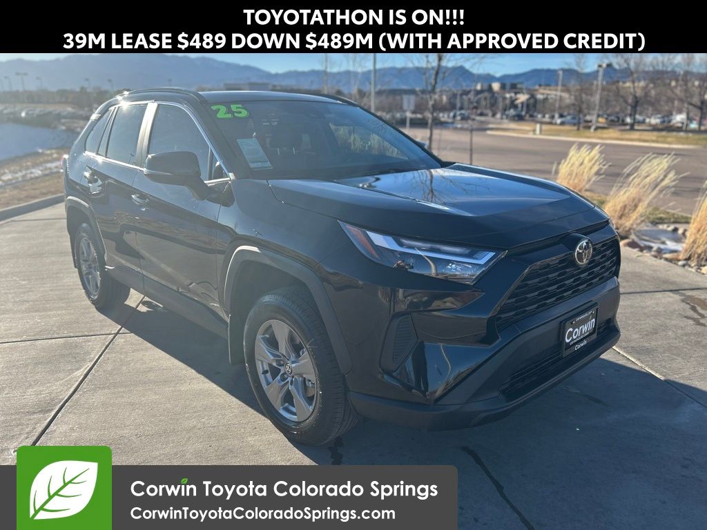 2025 Toyota RAV4 XLE's photo