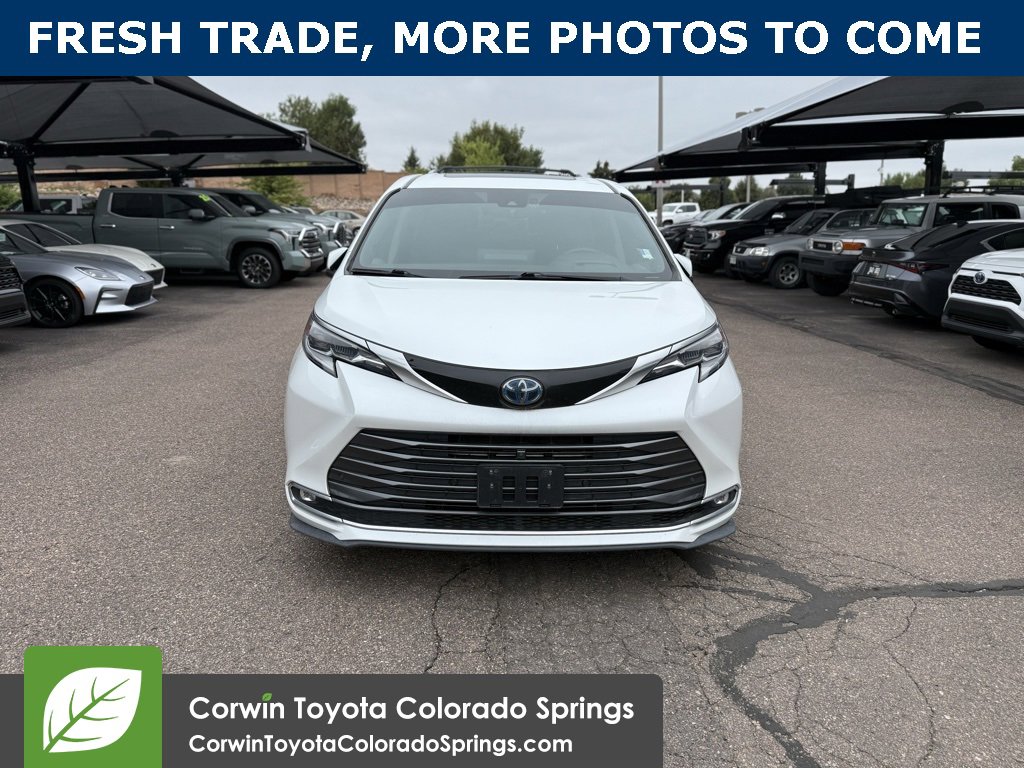 2022 Toyota Sienna Platinum photo 2