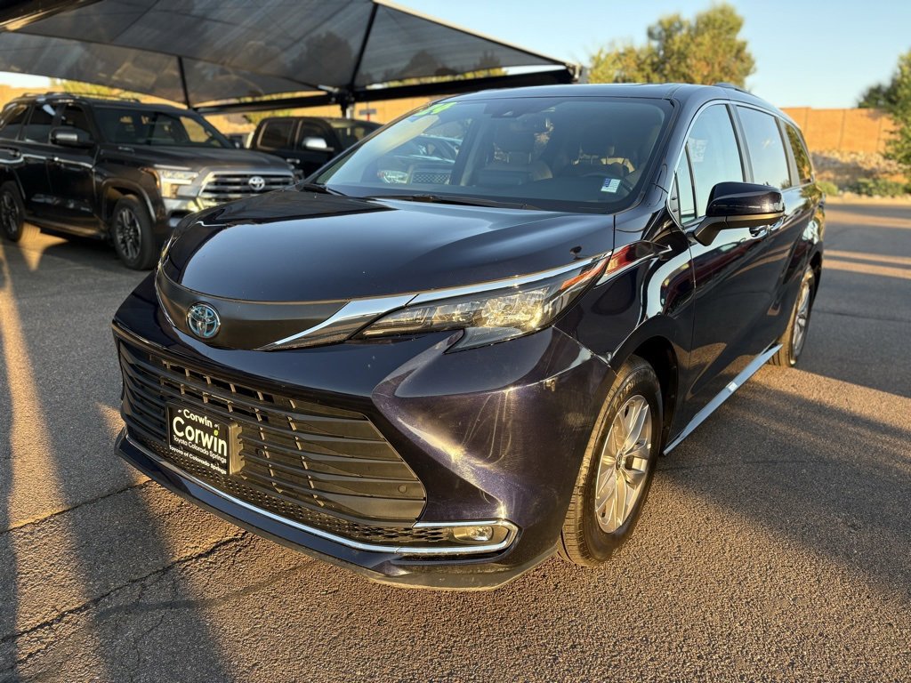 2024 Toyota Sienna XLE photo 3