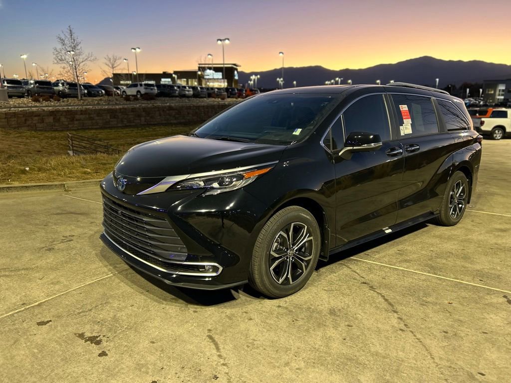 2025 Toyota Sienna Platinum photo 3