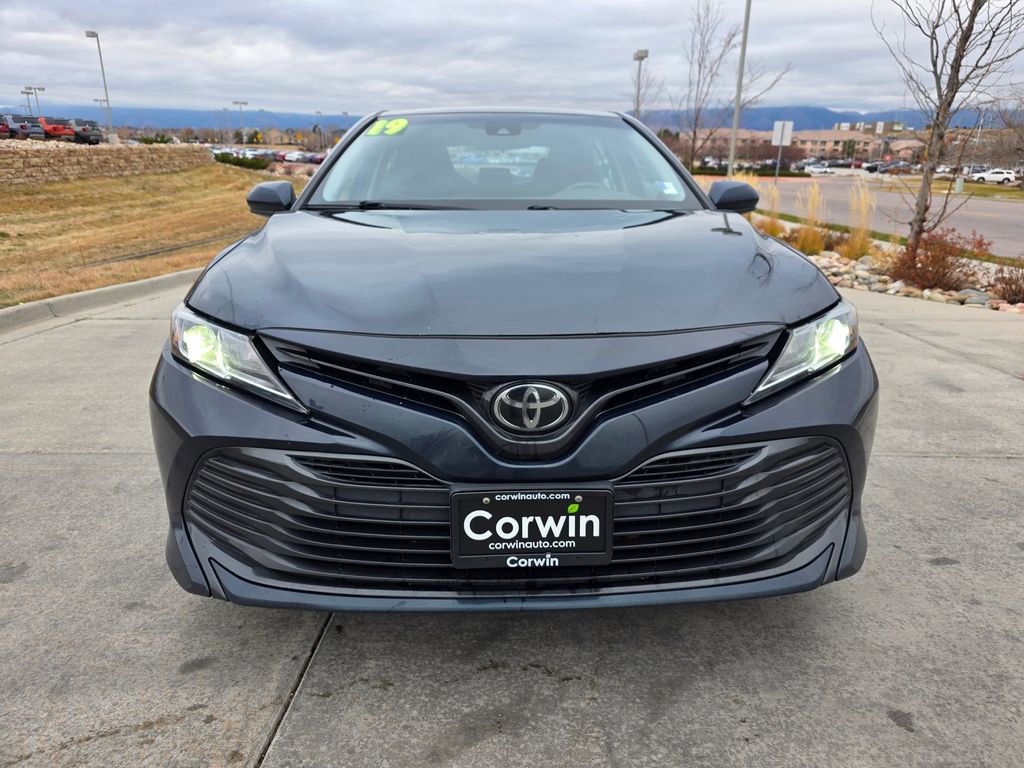 2019 Toyota Camry SE XLE photo 2