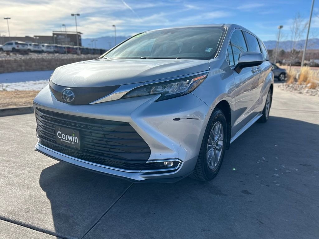 2022 Toyota Sienna XLE photo 4