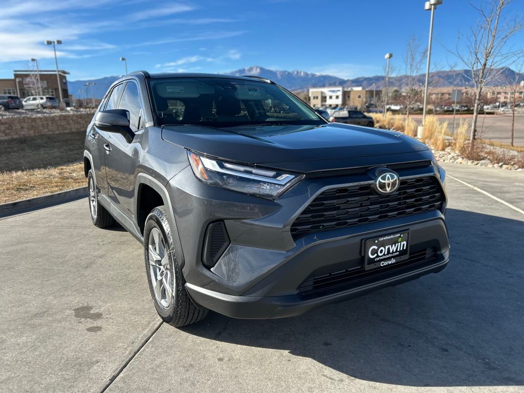 2025 Toyota RAV4 XLE's photo