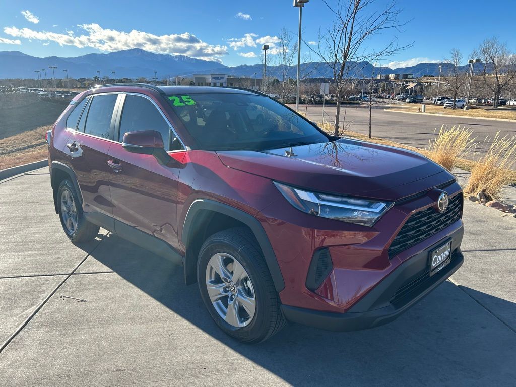 2025 Toyota RAV4 XLE's photo