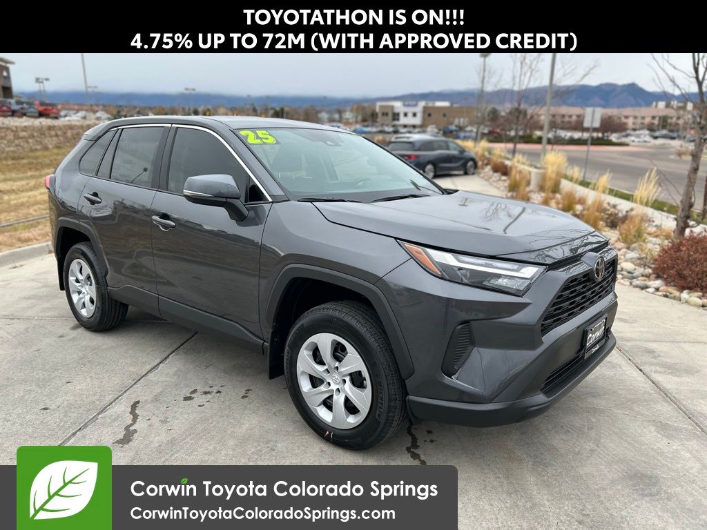 2025 Toyota RAV4 LE's photo