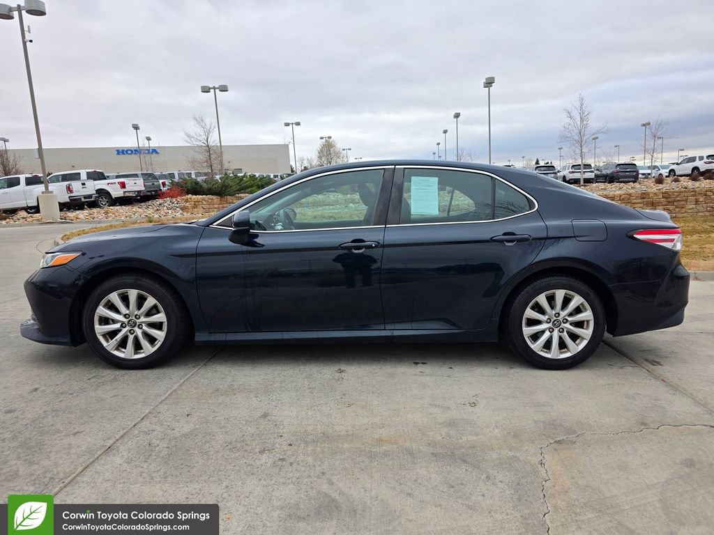 2019 Toyota Camry SE XLE photo 4