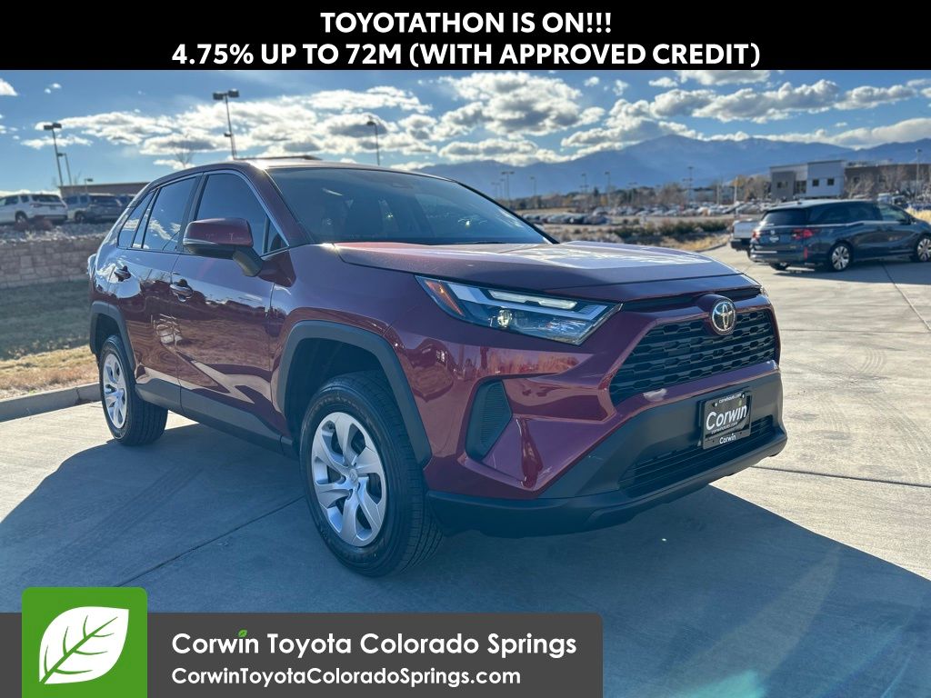 2025 Toyota RAV4 LE's photo