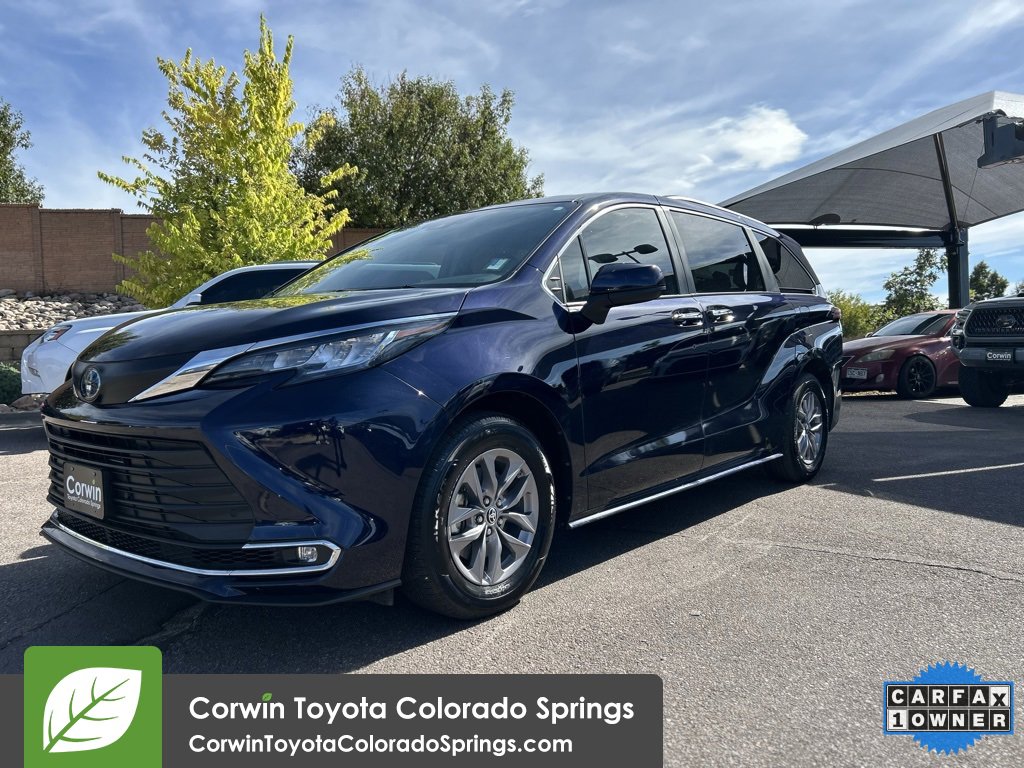 2023 Toyota Sienna XLE photo 3