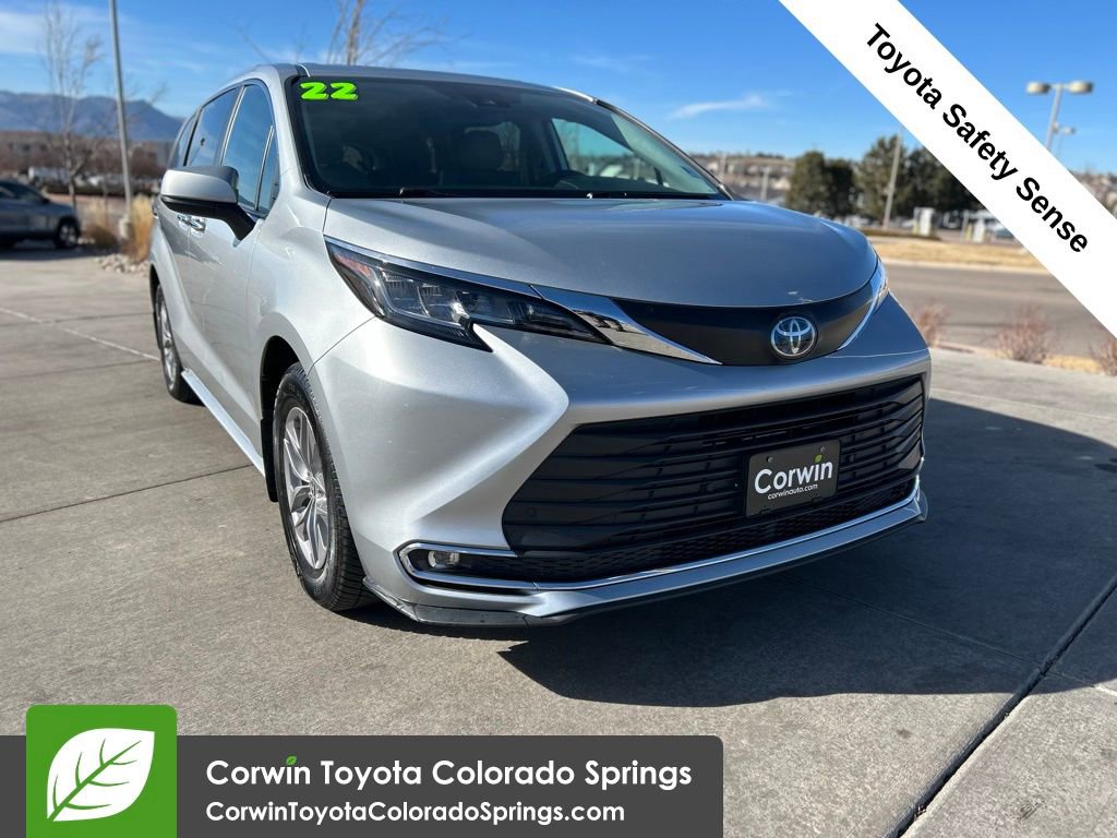 2022 Toyota Sienna XLE photo 2