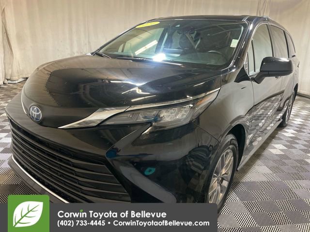 2024 Toyota Sienna XLE photo 3