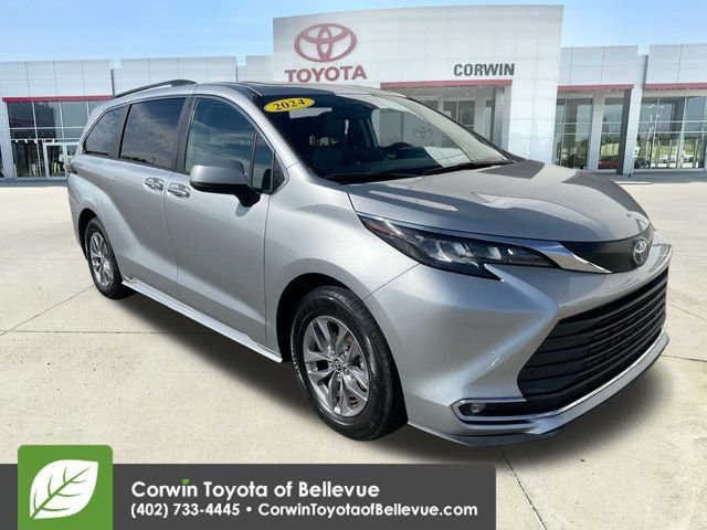 2024 Toyota Sienna XLE photo 2