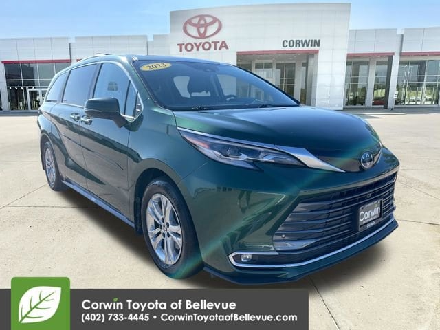 2023 Toyota Sienna Platinum 7-Passenger Hybrid AWD's photo