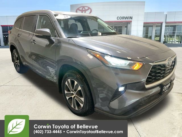 2025 Toyota Highlander XLE photo 2