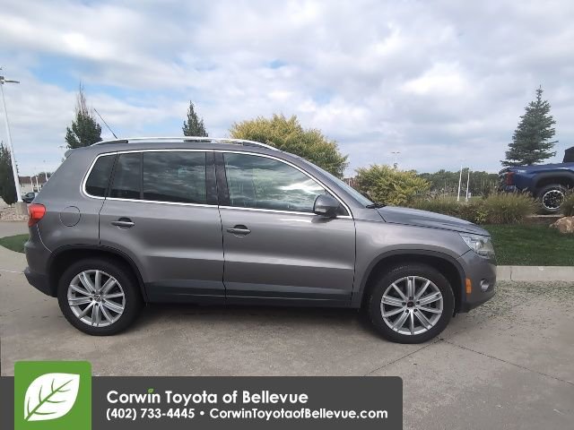 2011 Volkswagen Tiguan SEL photo 2
