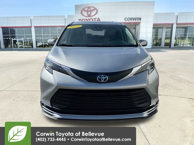 2024 Toyota Sienna XLE photo 3