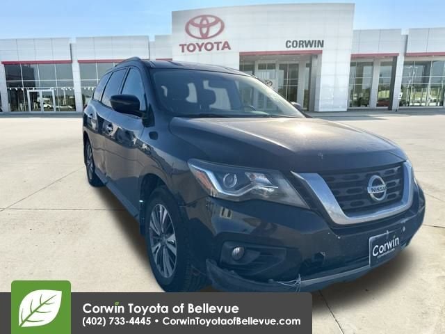 2017 Nissan Pathfinder SV's photo