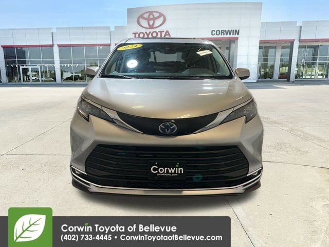 2024 Toyota Sienna XLE photo 3