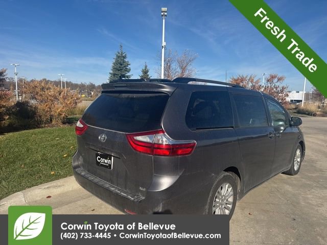 2015 Toyota Sienna XLE photo 3