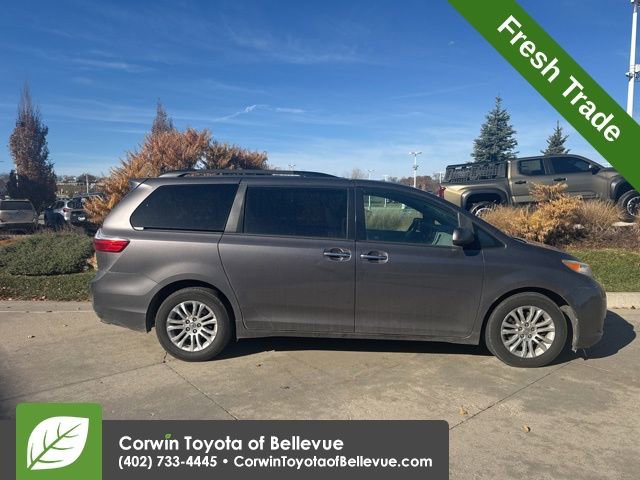 2015 Toyota Sienna XLE photo 2
