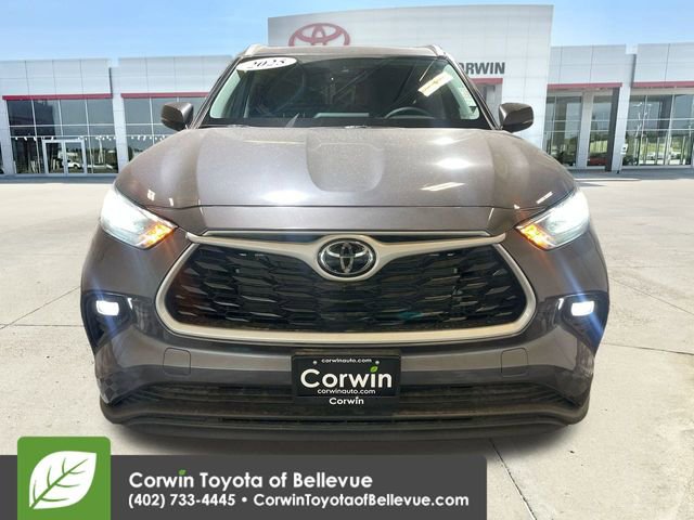 2025 Toyota Highlander XLE photo 3