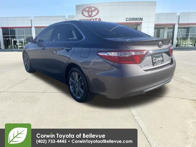 2016 Toyota Camry SE photo 3