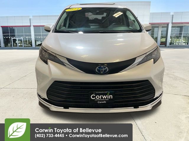 2024 Toyota Sienna XLE photo 3