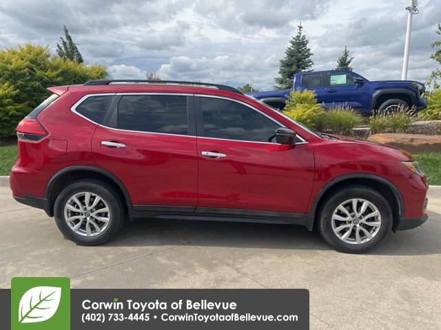 2017 Nissan Rogue SV photo 2