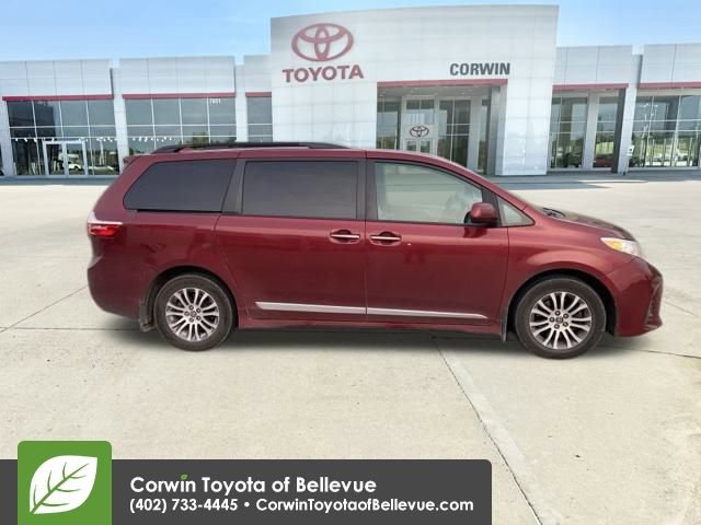 2018 Toyota Sienna XLE Limited Premium photo 2