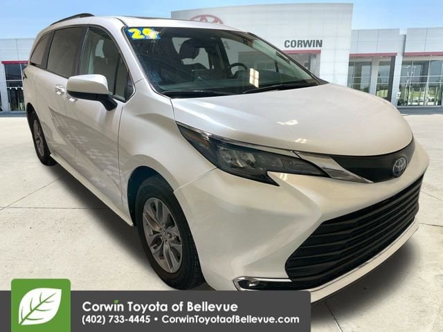 2024 Toyota Sienna XLE's photo