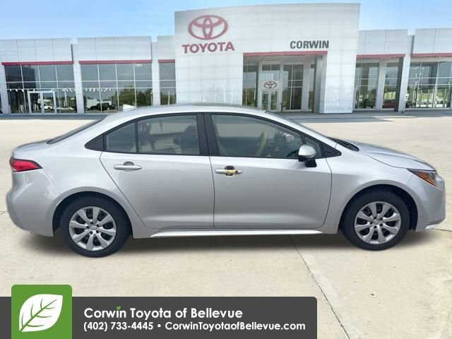 2022 Toyota Corolla LE photo 2