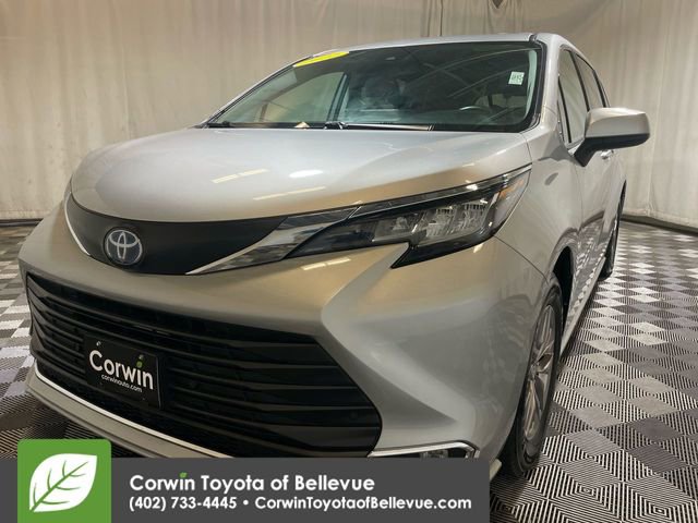 2022 Toyota Sienna XLE photo 3