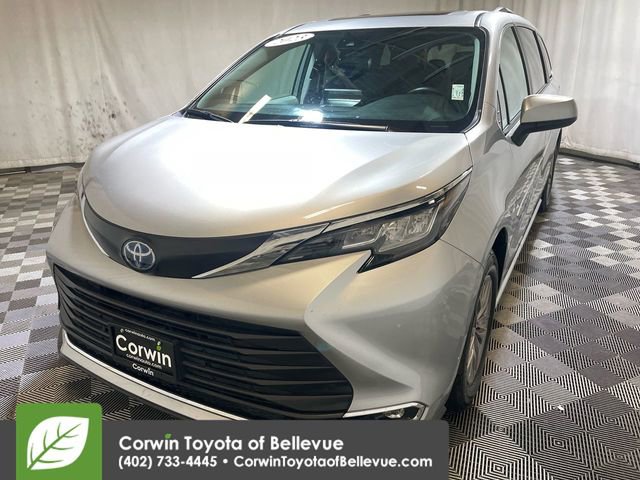 2023 Toyota Sienna XLE photo 3